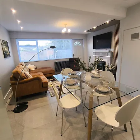 Spotless And Spacious Manchester Home-2